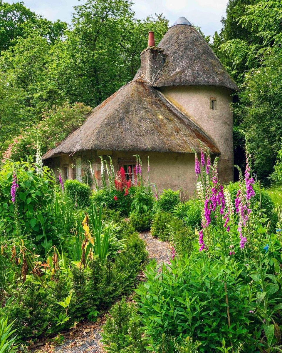 The things you come across whilst exploring #Scotland! Who do you imagine lives here?! 🧚🌷 #RespectProtectEnjoy 📍 Mellerstain House, #ScottishBorders 📷 IG/belinda.g.photos