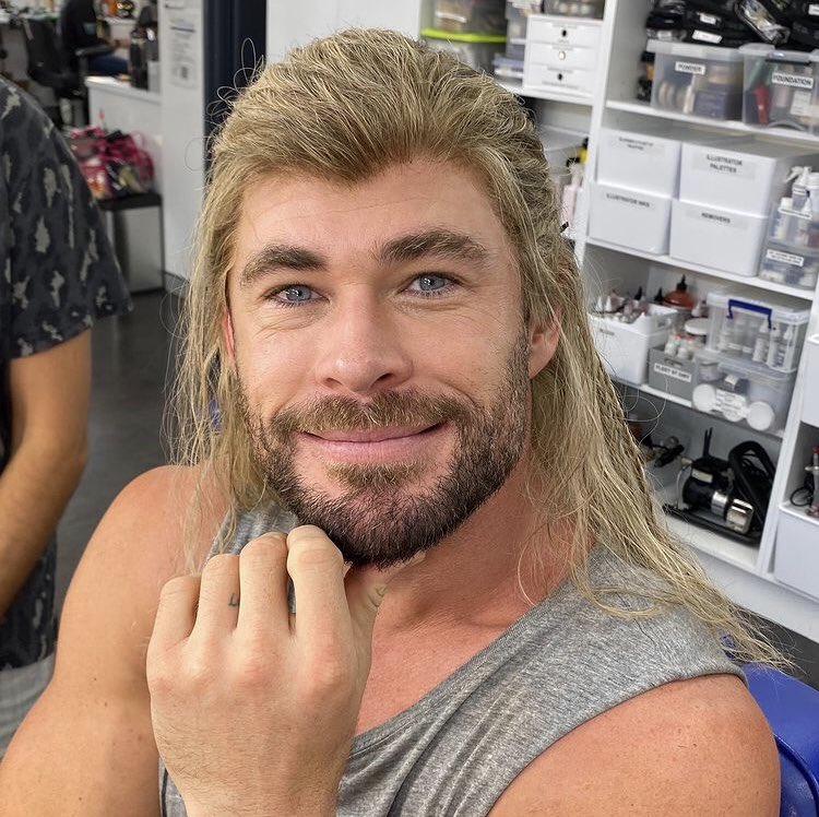 HAPPY BIRTHDAY CHRIS HEMSWORTH!! 