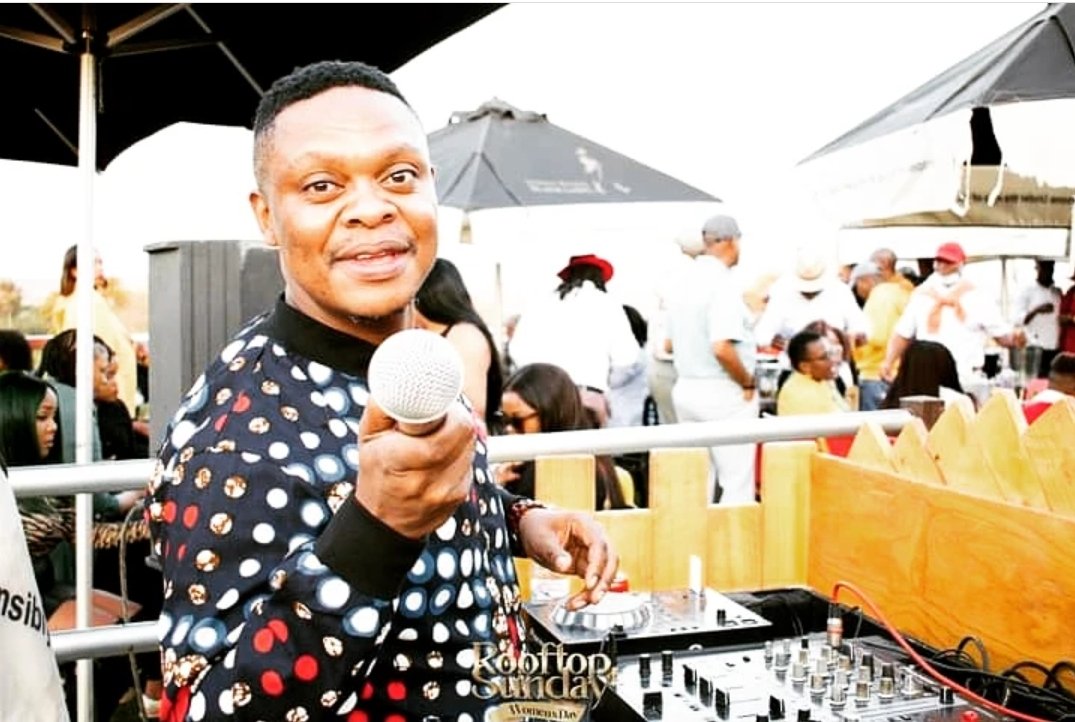 Music sustains me❤🎧

Peter Vusi Manzana 🎤