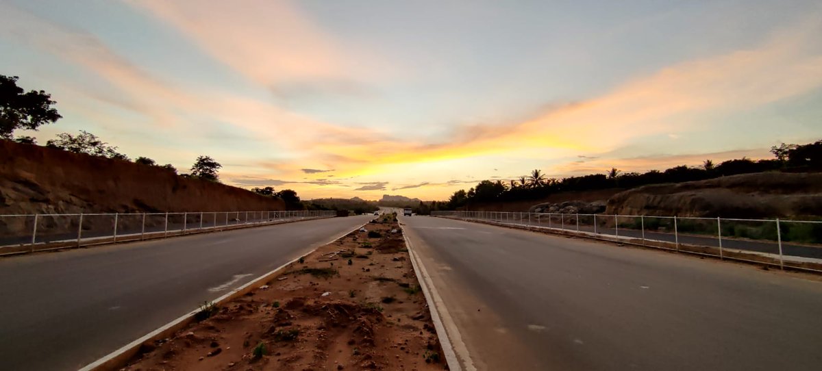 nitin_gadkari's tweet image. 10-lane Bengaluru-Mysuru Economic Corridor is being constructed at record speed. Rs 8172 Cr economic corridor is likely to be completed by October 2022. It will reduce the travel time between the two cities by half from current 3 hours to only 90 minutes. #PragatiKaHighway