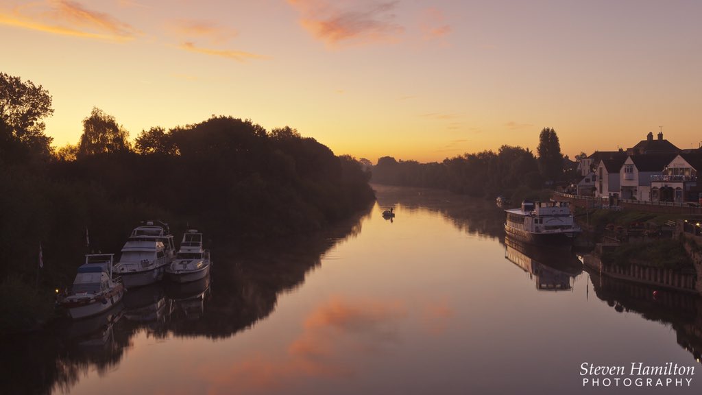 Sunrise at Upton upon Severn.
#worcestershirehour #worcestershireinphotographs 
<a href="/ThePhotoHour/">#ThePhotoHour</a> <a href="/VisitWorcs/">Visit Worcestershire</a> <a href="/StormHourMedia/">#StormHourMedia</a>