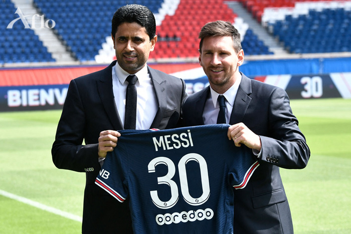 写真 アフロ 入荷速報 サッカー Psg移籍のメッシが会見 No 写真 Afp アフロ バルセロナを退団して Psg 移籍の リオネル メッシ パリで入団会見を行い背番号30のユニフォームも披露 関連写真はコチラ T Co Qlajdnmep4 メッシ