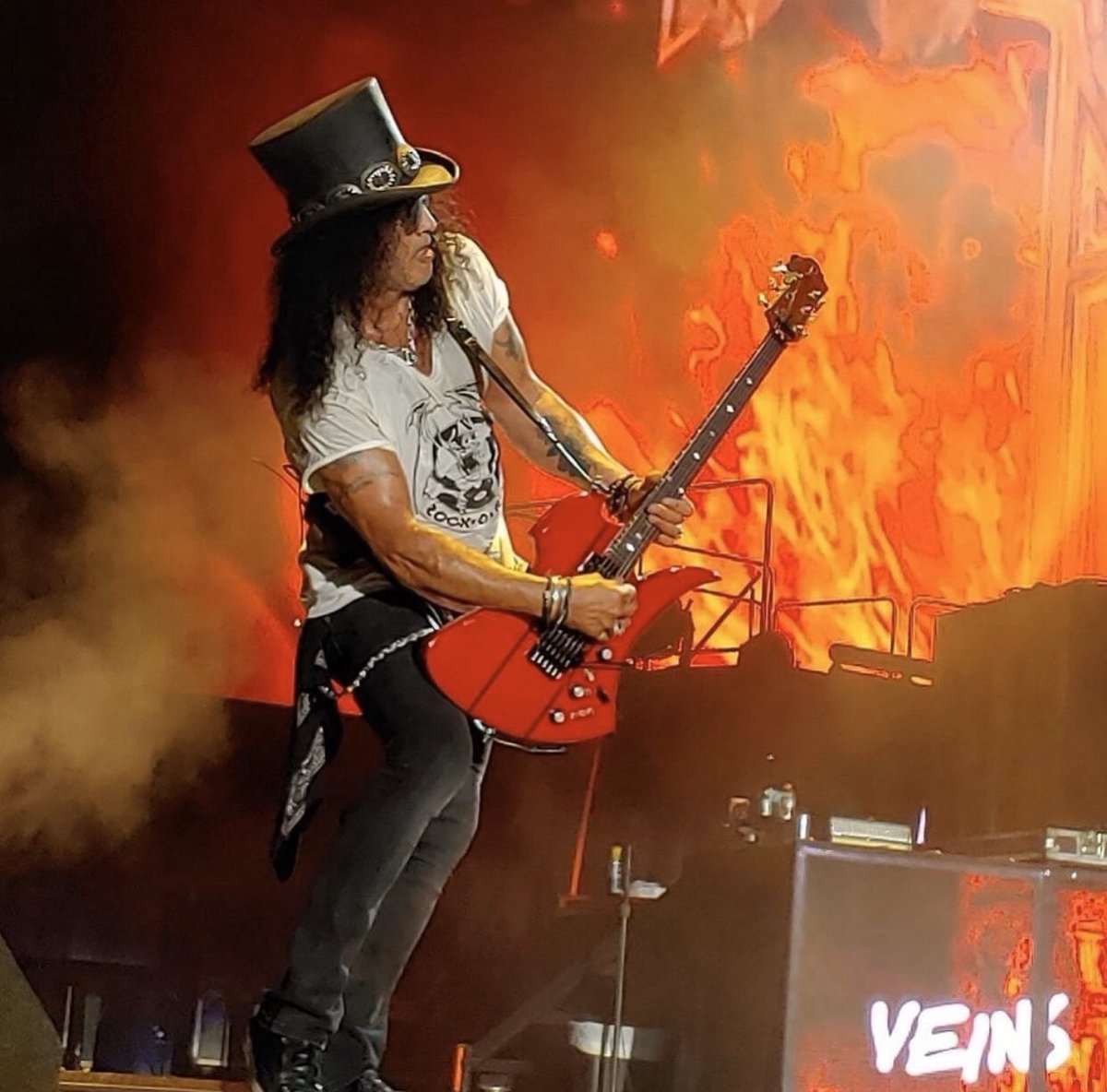 SlashFCBrasilia's tweet photo. Boss on fire in Detroit! 🔥🎩 @Slash 

📸: owner https://t.co/6zCBvz0GVm