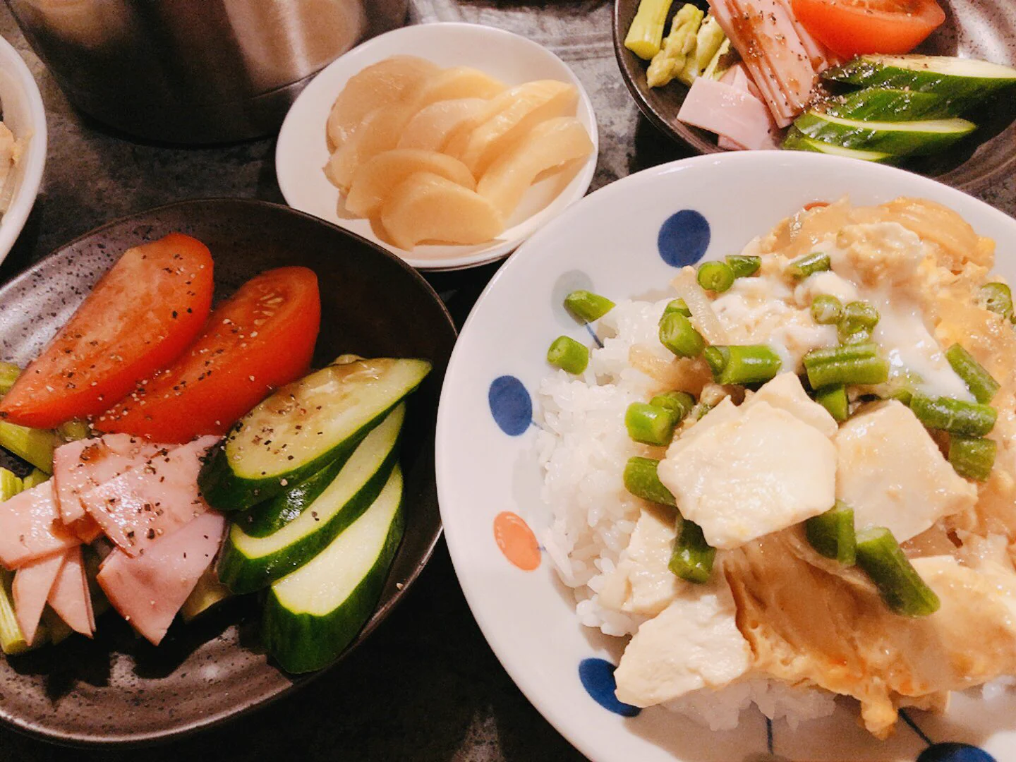 豆腐ふるふる豆腐丼つくった😊
アレンジして玉ねぎも入れて煮てみた
ネギの代わりにインゲン豆を細かく刻んで👍
ちょっと火をいれすぎて半熟じゃなくなってしまった😢
すごく美味しかった💕  