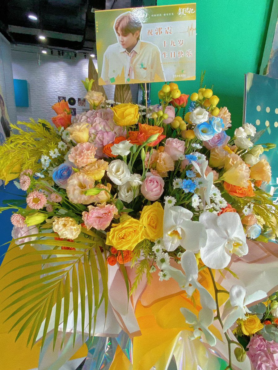 GU0ZHEN's tweet photo. venue and cake for the bday livestream🥺🥺🥺 SO PRETTYYYYY https://t.co/bN0D6mx6az