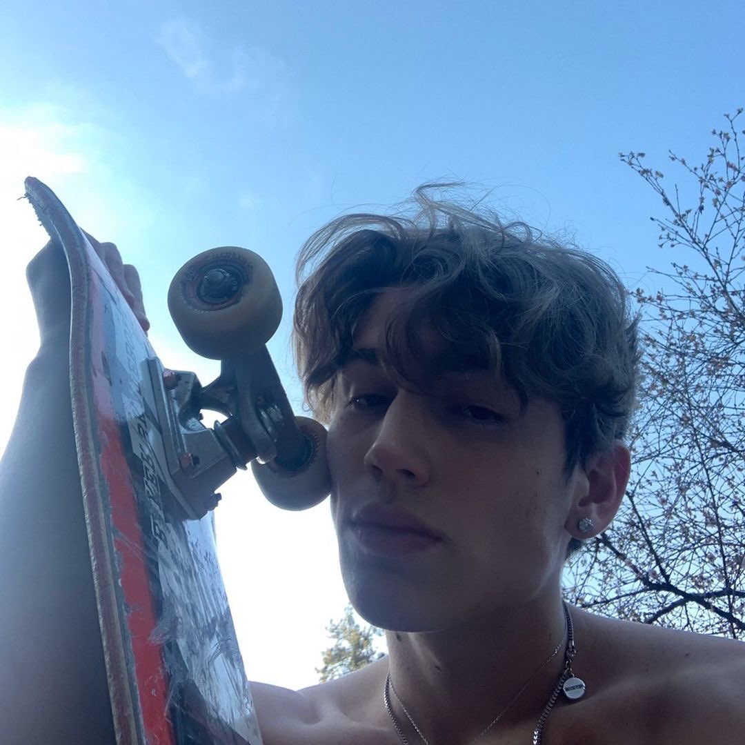 knoxddyer's tweet photo. guess who just ditched transfiguration to go skate https://t.co/4XL3swJMJ7