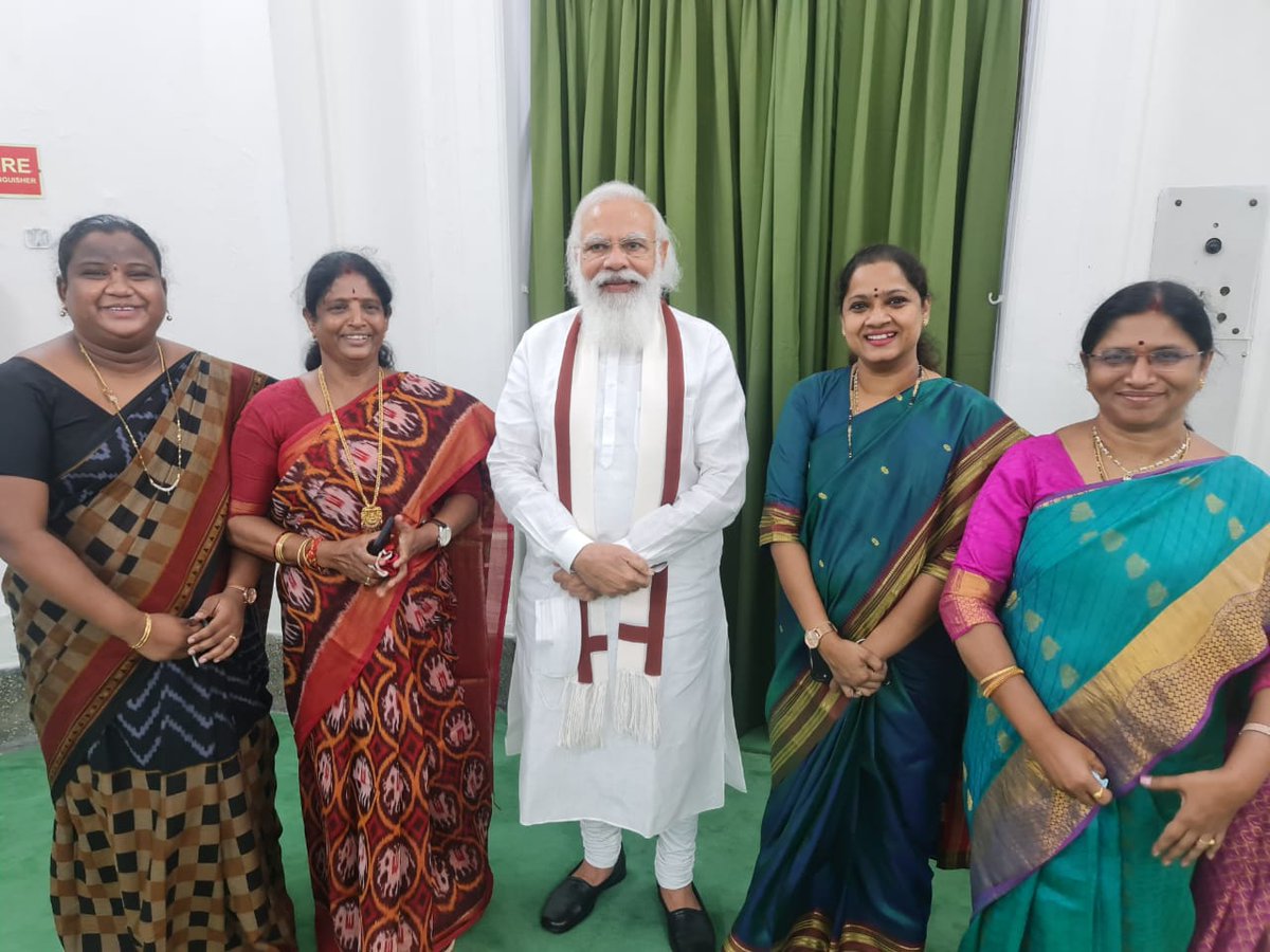 UttarandhraNow's tweet photo. ప్రధాని మోడీ తో ఆంధ్రప్రదేశ్ ఎంపీలు భేటీ. #UANow #APMPs https://t.co/sJASgeIn1M