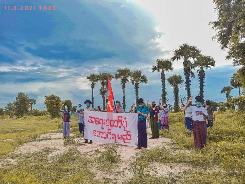 LeeDam_3's tweet photo. A protest rally staged an anti-coup movement by holding a banner that says, "The uprising must succeed" in #Taze today.
#AcceptNUG_RejectMilitary
#Aug11Coup 
#WhatsHappeningInMyanmar https://t.co/hwGpVisuWo