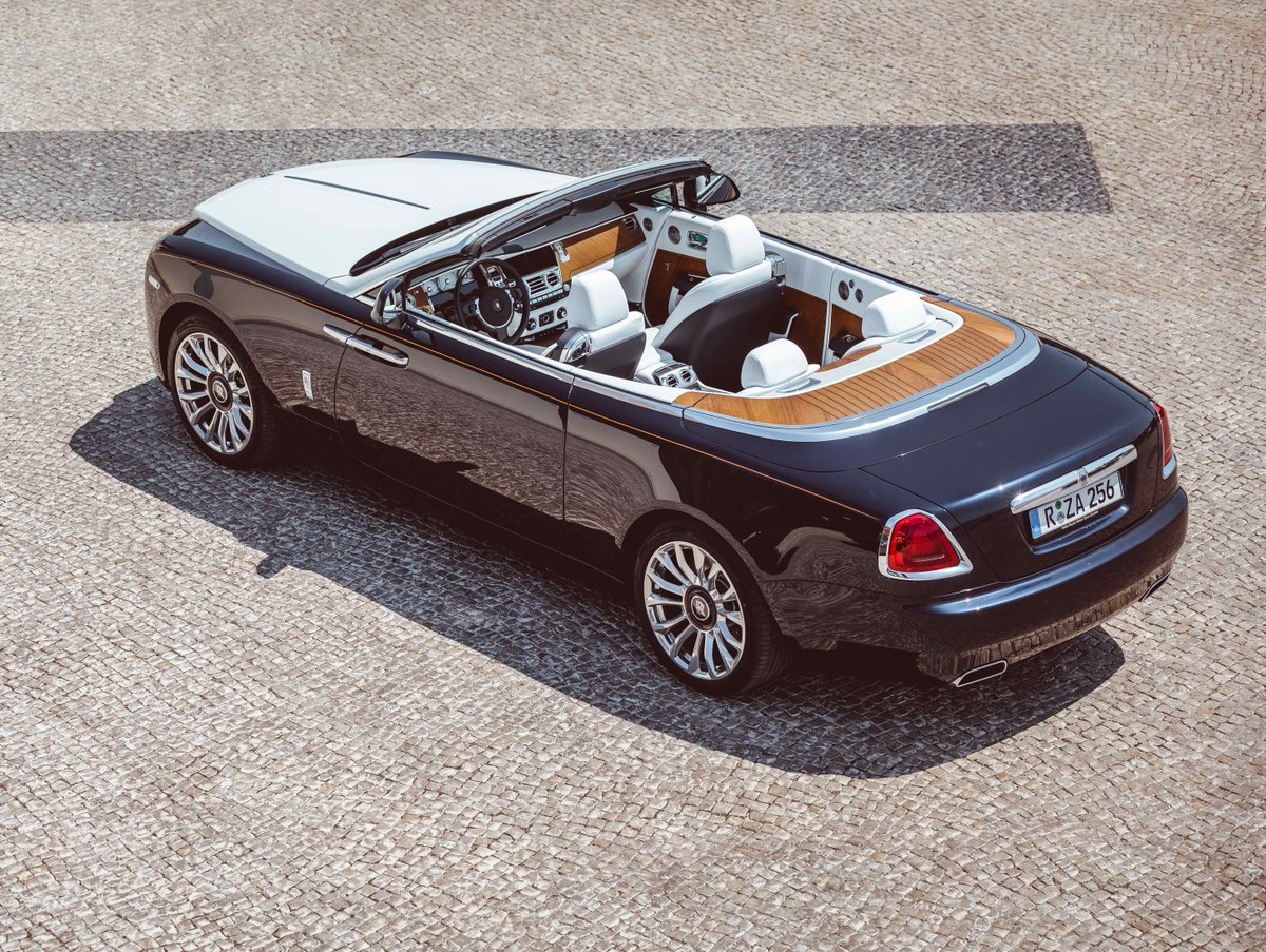 From its inception, #RollsRoyce #Dawn was created to look as beautiful with its roof up as with it down. When stationary, it appears poised, taut and ready to go.
 
#RollsRoyceDawn #Lisbon #Portugal