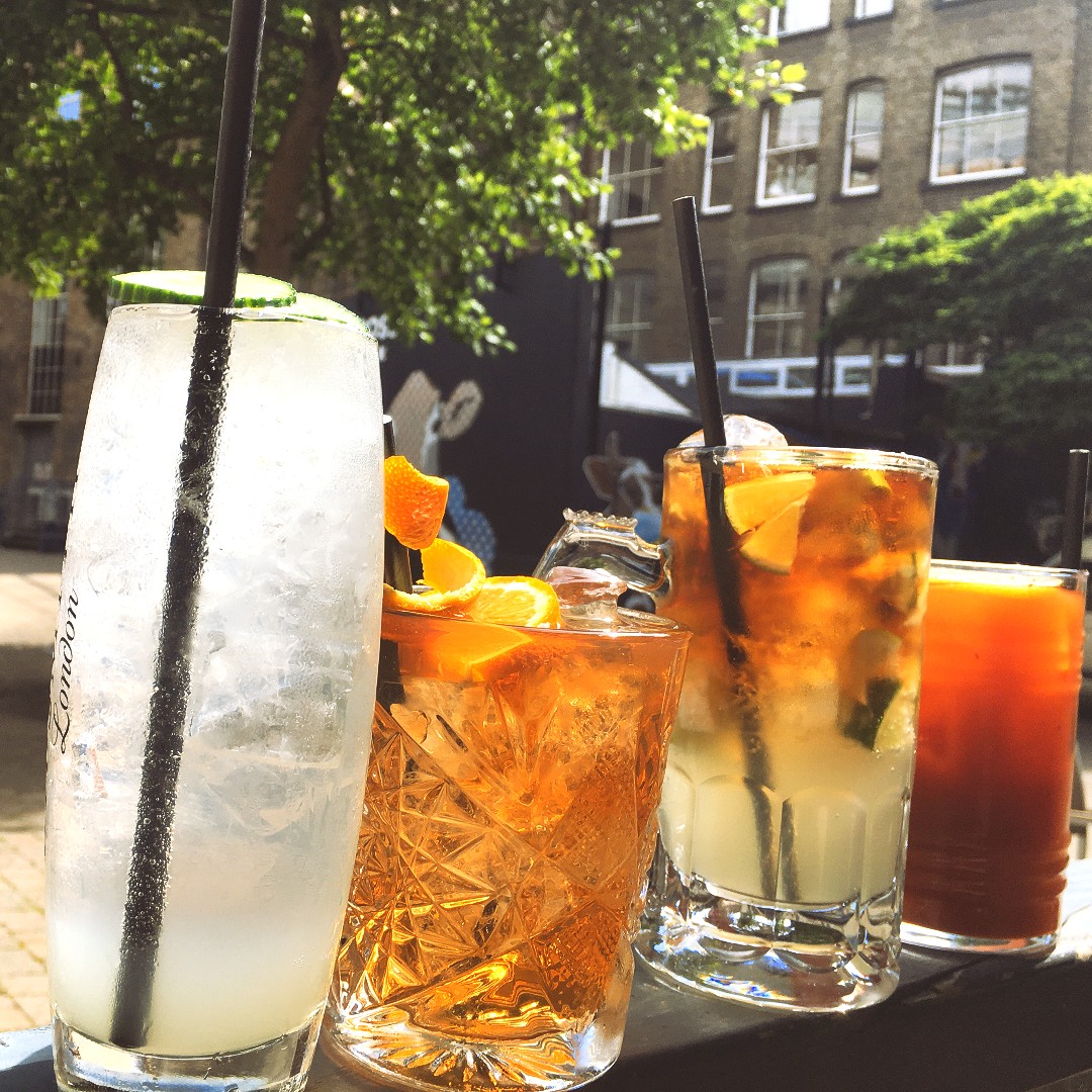 Lazybonesbars's tweet photo. Cocktails in the sun, what could be better?

#cocktails #drinks #summer #lazybones #cowcrossyards #farringdon #london https://t.co/qNl3Rsd6M1