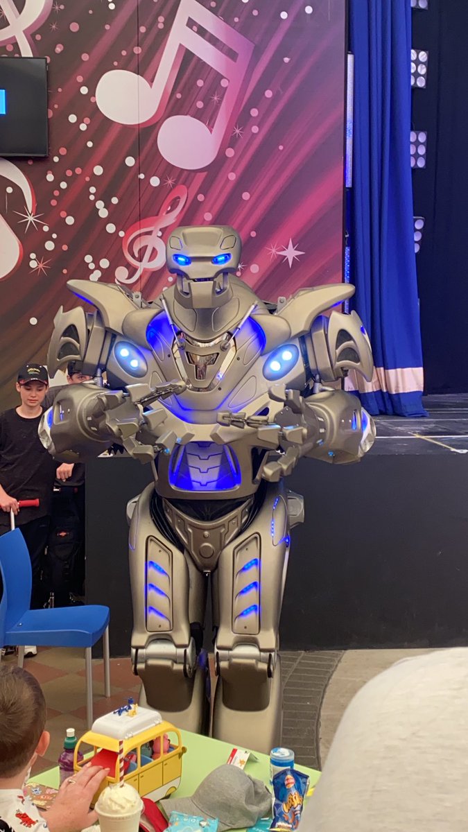 jayhtyms's tweet image. Just saw Titan at butlins!!! 😂🤖 #titantherobot #butlins #bognorregis #holiday