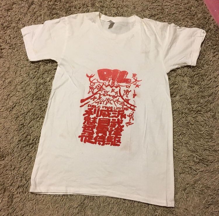 無頼駆動無ii かれこれ数年前 古着屋で捕獲したこの漢字がおもろいファンシー80s風のt よく読んでみると あの P I Lの しかも調べると19年初来日時おそらくファンが作って渡してジョンが着用してる写真発見 Dommune T Co 無頼駆動無ii かれこれ数年前 古着屋で捕獲したこの漢字がおもろいファンシー80s風のt よく読んでみると あの P I Lの しかも調べると19年初来日時おそらくファンが作って渡してジョンが着用してる写真発見 Dommune T Co