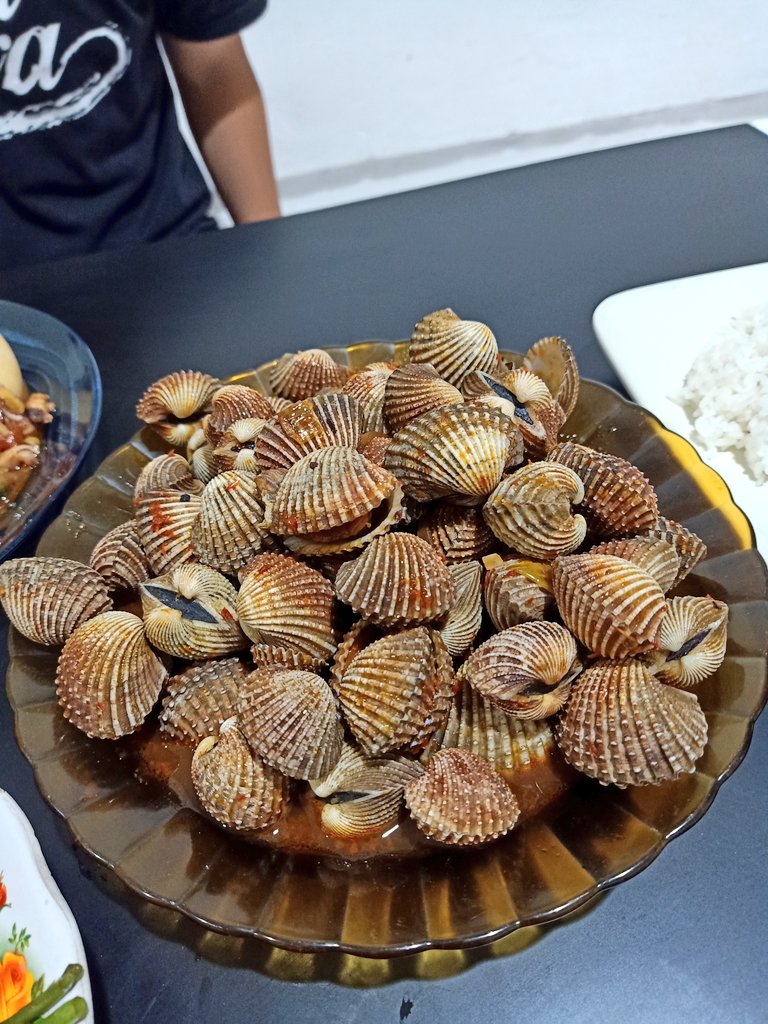 giezthasaniy's tweet photo. Selamat ulang tahun dwiky, kita makan seafood ala tenda ponggir jalan dirumah aja ya 💛 https://t.co/iCyeQl5Ffs