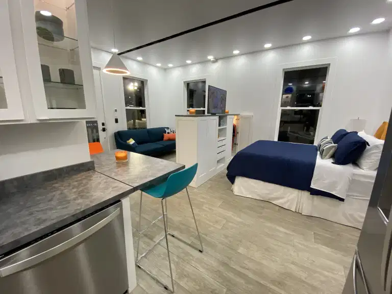 JohnPompliano's tweet photo. Reminder: Elon Musk is the richest person globally with a net worth of $193B, and he lives in a $50k foldable home that he rents on the SpaceX campus in Texas.

Stop buying stuff you don't need to impress people you don't like. https://t.co/1eSi7rF0a3