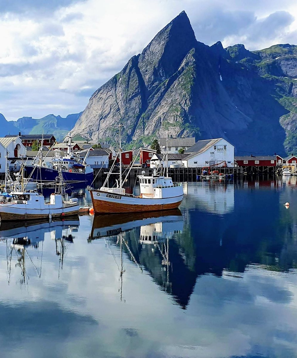 Ballstad_DE's tweet image. Hand hoch 🙋‍♀️, wenn du wusstest, dass es ohne #Norweger gar kein Lachs-Sushi geben würde, weil die #Fischart früher in Japan gänzlich unbekannt war. 

Es gibt zwar inzwischen #Zuchtlachs, jedoch importiert Japan nach wie vor enorme Mengen an schmackhaftem #Lachs aus #Norwegen.