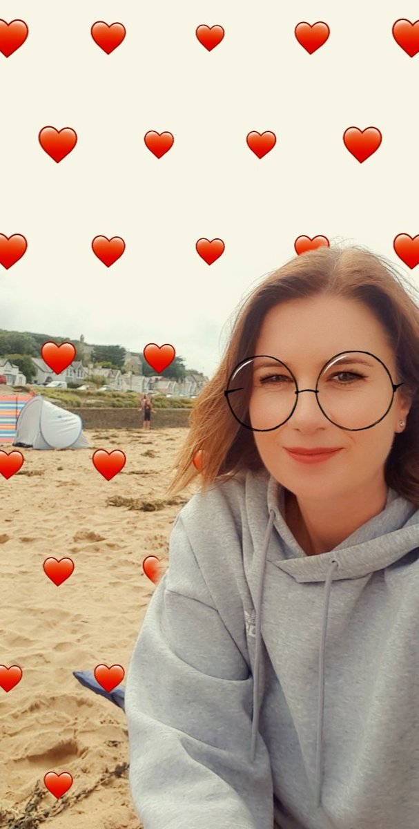 donnalou1981's tweet photo. Spending all holiday looking like a windswept mess but love being by the sea 🏖🤩 https://t.co/w4zGUIn8AN