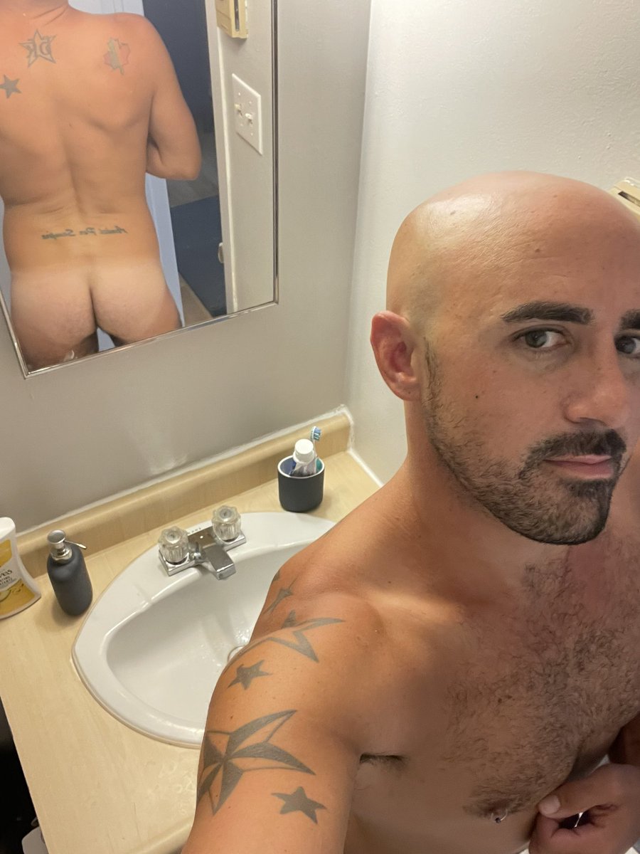 _BatorB's tweet photo. Happy Hump Day Boys 🍑 #HumpDayVibes https://t.co/3ky1PJRaTf