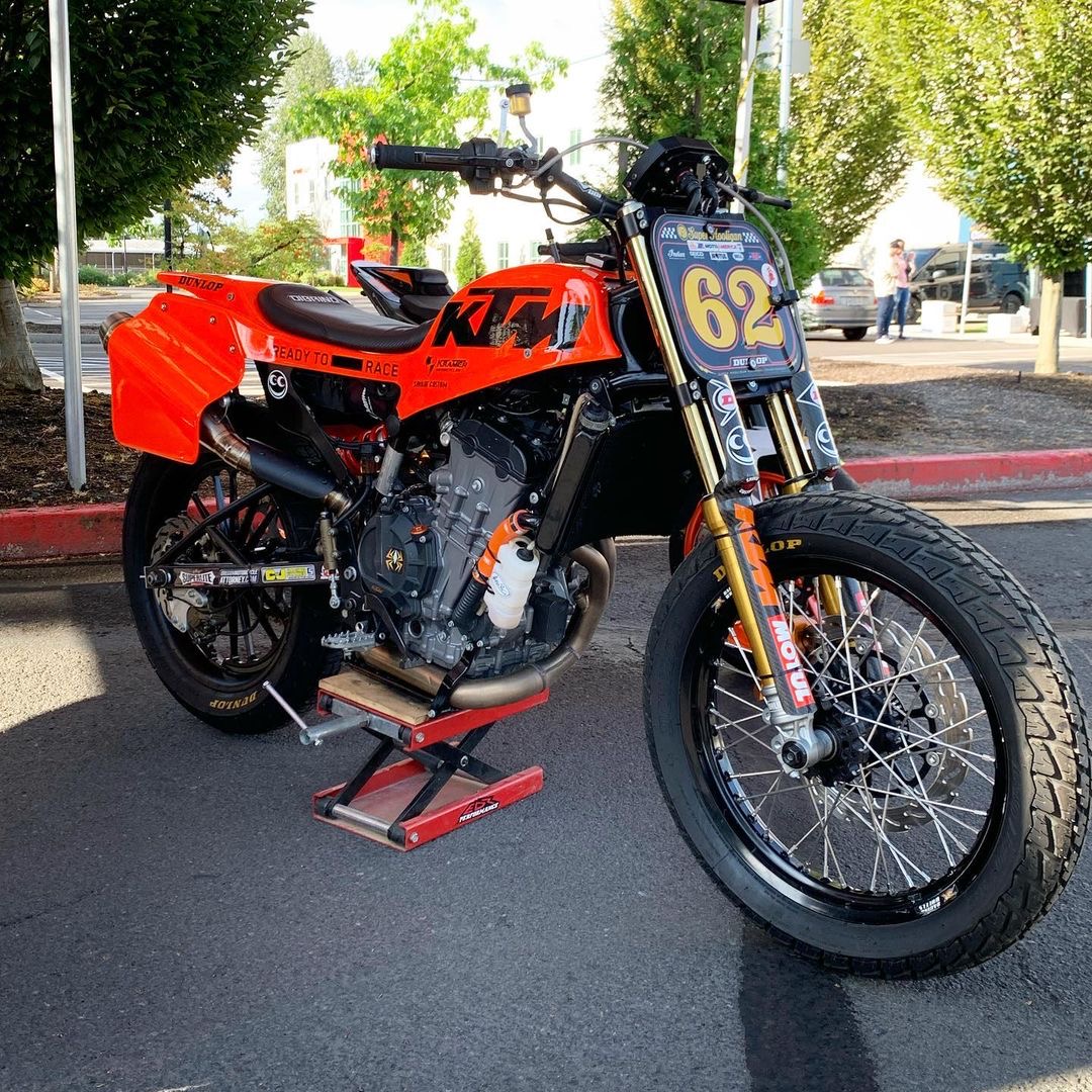 RideDunlop's tweet photo. Check out @andy_dibrino new @ktmusa @superhooligans flat track bike! Complete with DT4’s of course! #ktm #readytorace #503motoring #edrperformance #ridedunlop #dt4 https://t.co/LtCkbfCbSk