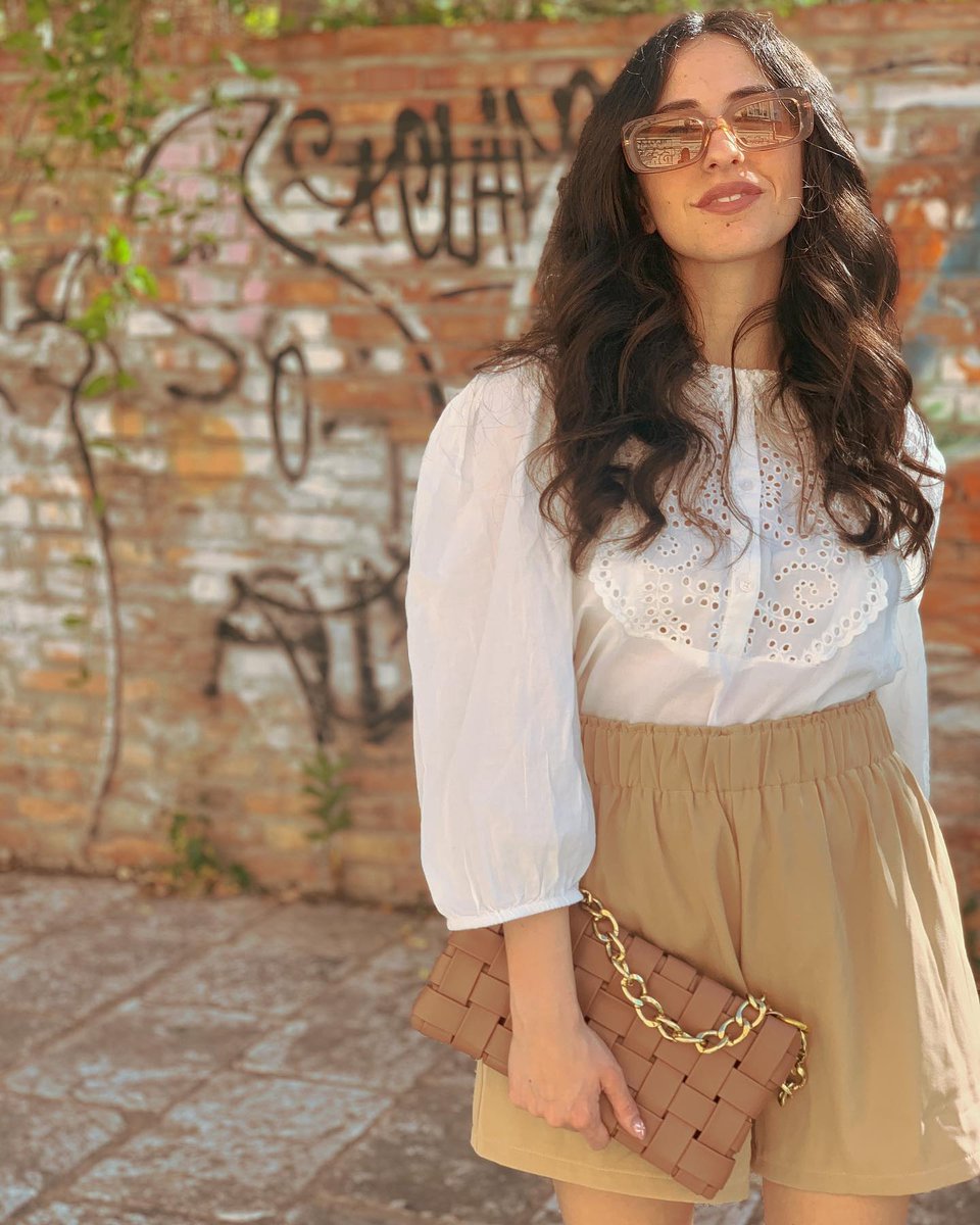 purshcollection's tweet photo. Puffy-sleeved blouses + high-waisted shorts + complimentary sunglasses and purse = the perfect summer outfit.

The Vivienne bag is ALWAYS top of our list for a must-have wardrobe accessory because it is SO SO versatile.

📷 @ fabiolapicone on IG

https://t.co/3xlMws8ZWM https://t.co/wO65mANSg0