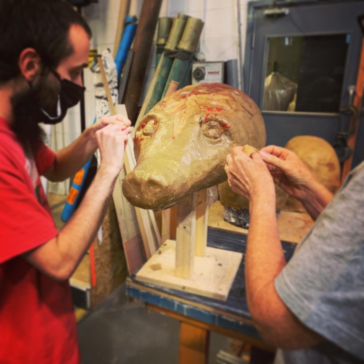ThingumaTheatre's tweet photo. Halfway through 3-week build for @MovingPartsArts #TyneRising! Cracking volunteers, prolific artists, generous organisers, amazing space at @northernstage & a unicycling fish courtesy of @CircusCentral #Newcastle is growing on me
#giantpuppets #puppetry #outdoorarts #diyculture https://t.co/ySb8zfvvDT