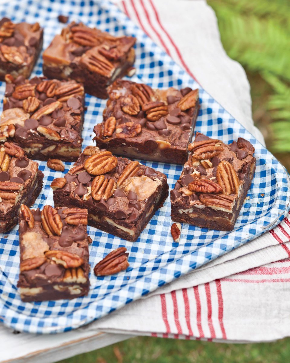 SouthernLadyMag's tweet photo. A homemade caramel sauce makes these rich Turtle Brownies a sensational dessert. Find the recipe at https://t.co/BDnwpeQVZn.
#southernladymag #recipebox #brownies #pecans #chocolate #caramel #brownierecipes #turtlebrownies #pecanrecipes #chocolaterecipes #desserts #partyrecipe https://t.co/0fmWFnujdE