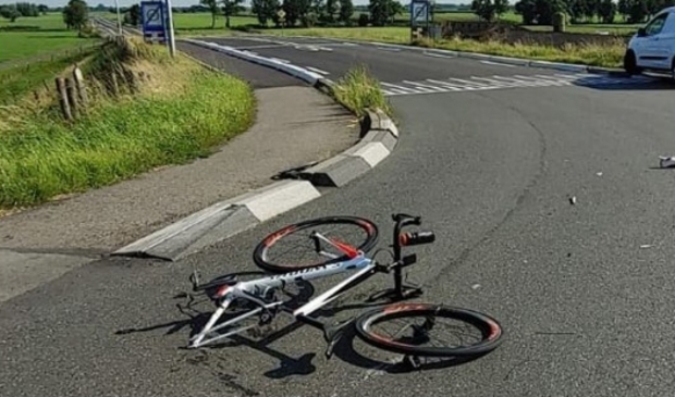 Botsing tussen wielrenner en automobilist loopt relatief goed af