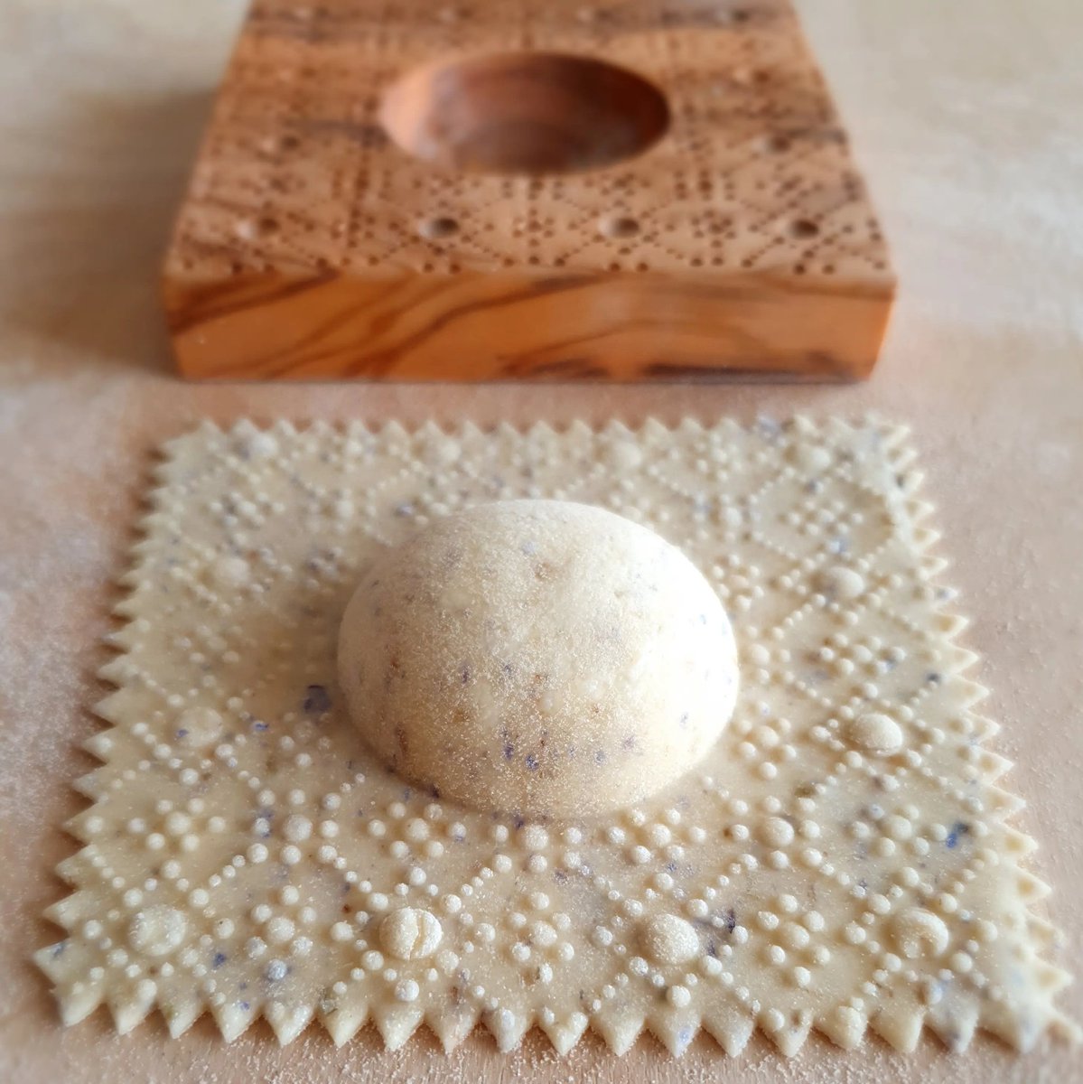carmela_kitchen's tweet image. My mid - summer borage flower raviolo made with semola di grano duro rimacinata and aquafaba. The filling is simply ricotta with honey, 🍋 lemon zest and salt. Served with browned butter, a further drizzle of honey, pinenuts and borage flowers.