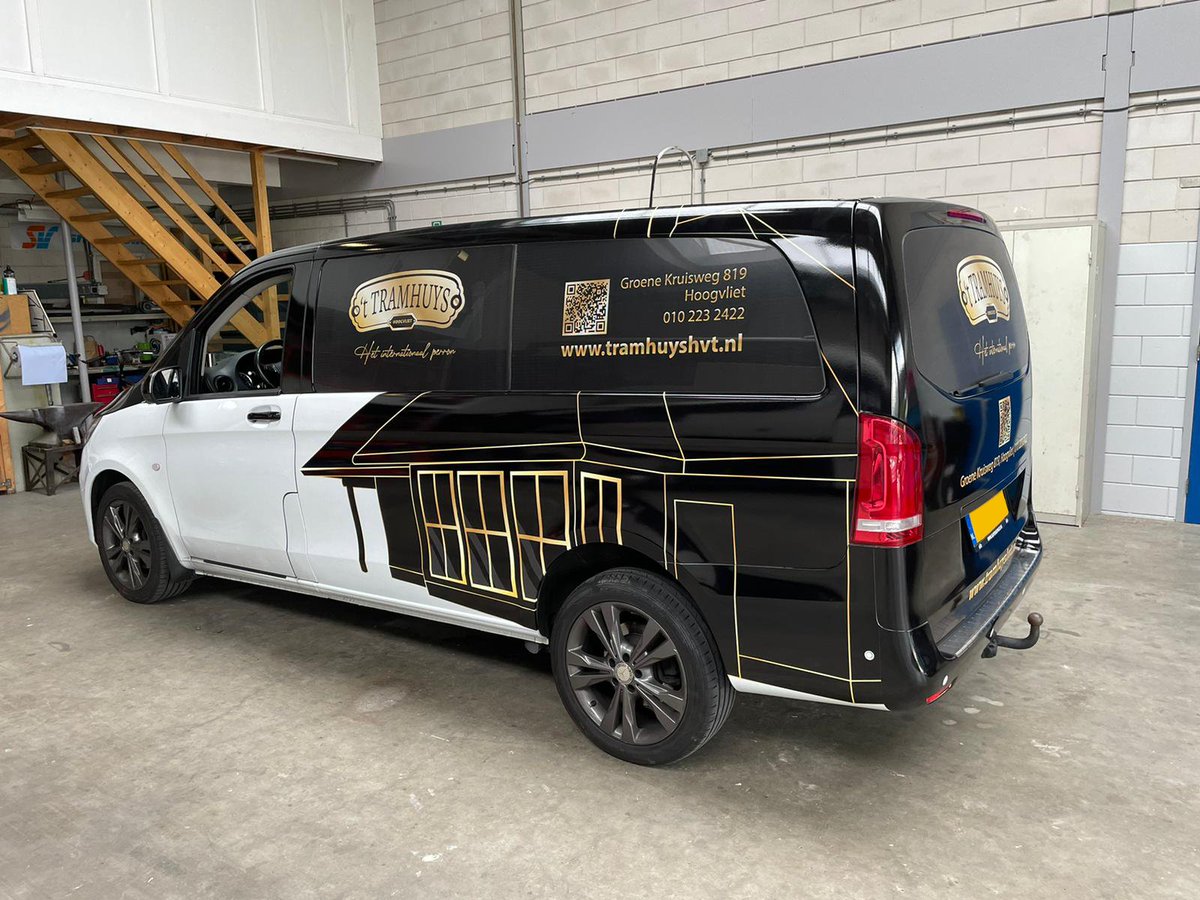 Autobeletterd's tweet photo. De #Mercedes #Vito van ’t Tramhuys uit #Hoogvliet is met deze gedeeltelijke #carwrap een rijdend visitekaartje geworden, dat helemaal aansluit bij de huisstijl van het bedrijf.
Ook een #autobelettering die aansluit bij de huisstijl van je bedrijf? https://t.co/wfpa3war1z https://t.co/V8SMHtcSvL