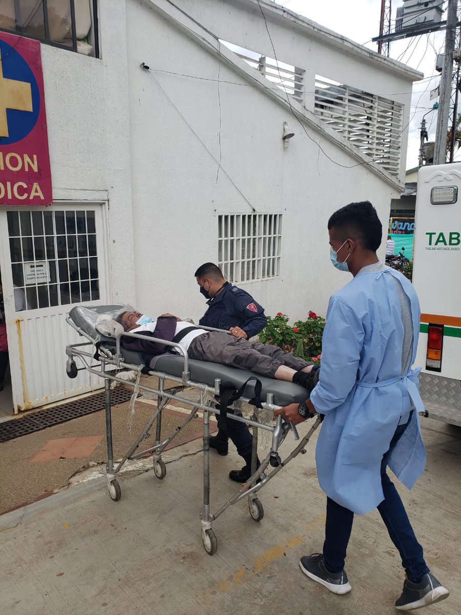 ReservaBR4's tweet photo. Soldados del Batallón de Ingenieros de Desminado Humanitario N°2 brindan primeros auxilios  a un campesino de la vereda La Unión, del municipio de Planadas #Tolima,que presentaba dificultad para respirar y fuerte dolor abdominal. El ciudadano fue evacuado a un centro asistencial https://t.co/2RDiupupXQ