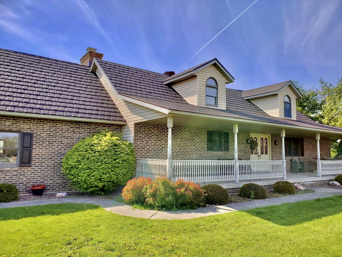 This house with our Slate Plus Charcoal looks so picturesque! ☀️