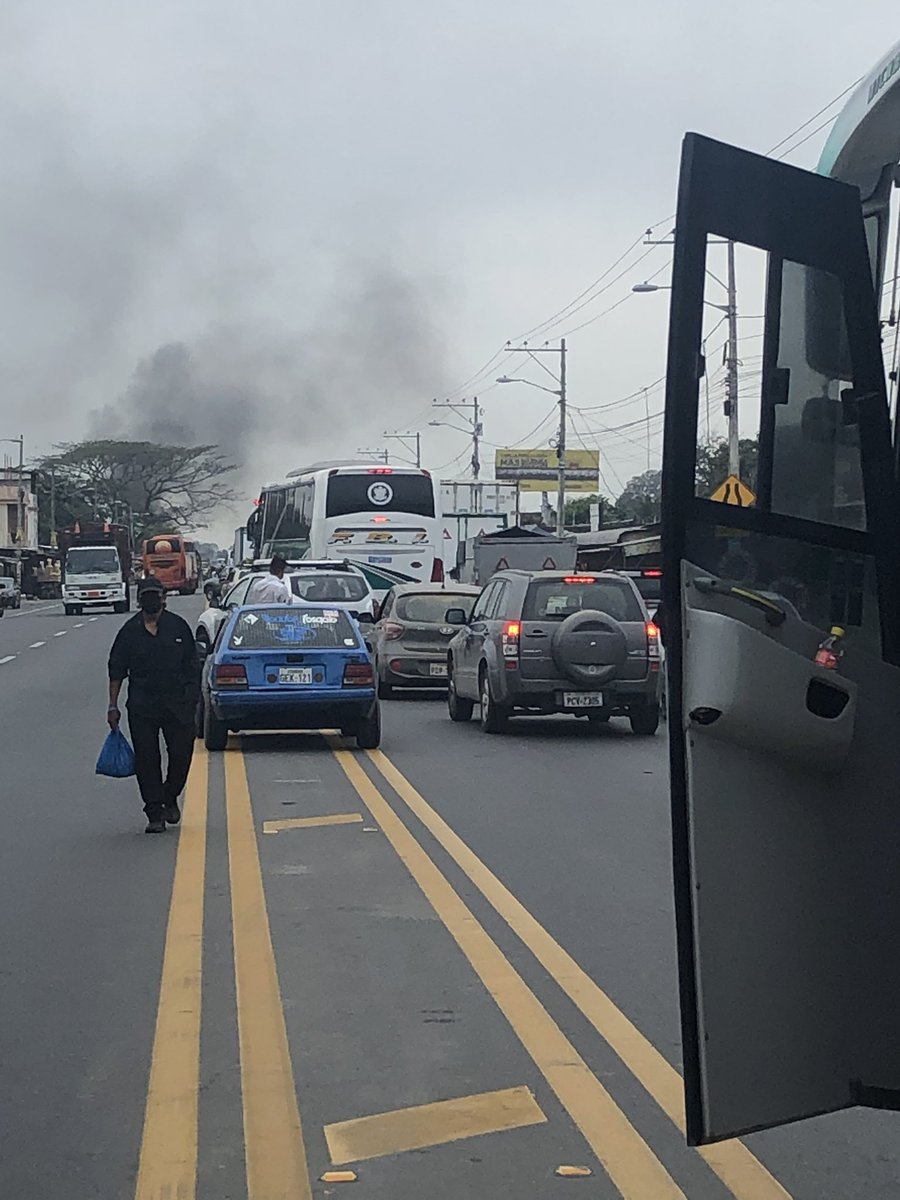 luiferpazmino's tweet image. El presidente hablando de Emelec mientras hay un paro que no nos permite llegar a servidores  de la salud pública a nuestros centros de salud