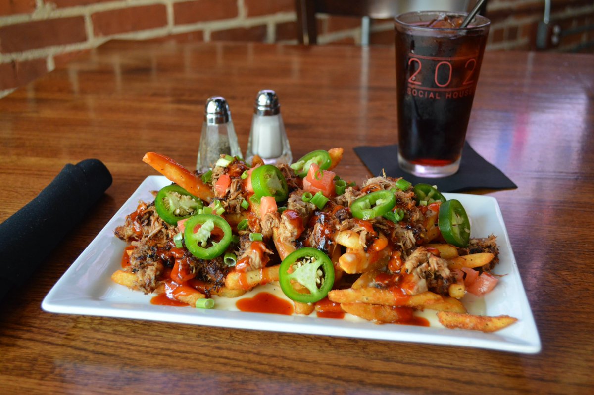 202SocialHouse's tweet photo. Wednesday’s Lunch Special 😍 - Nacho Mama Fry 🍟 Fries topped with queso, 202 Social House signature sauce, pulled pork, tomatoes, jalapeños and scallions. 🤤 

Enter to win a free lunch by tagging your friends in the comment section below or by sharing this post to your story. https://t.co/ja4fwscaZU