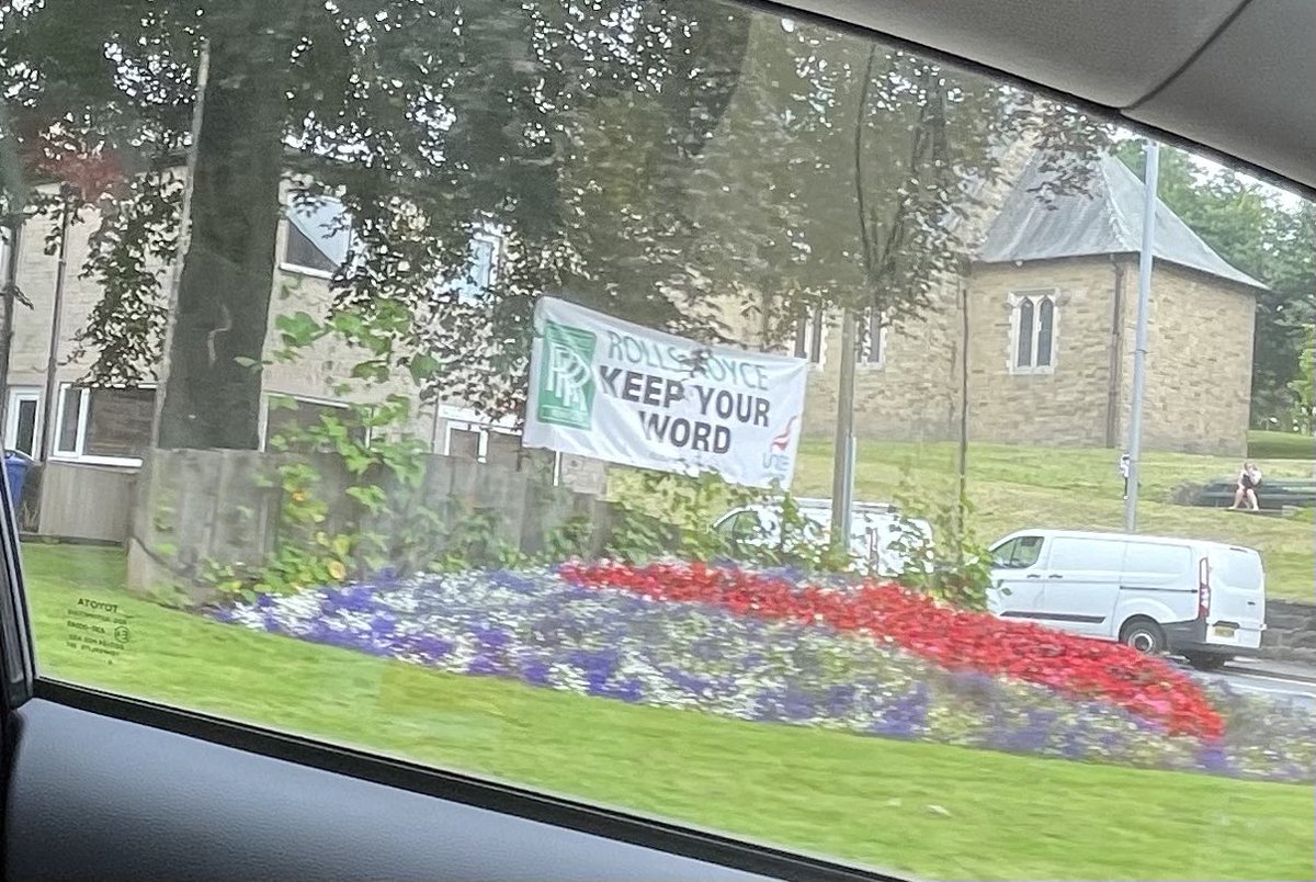 Quinny_EFC's tweet photo. Aerospace &amp; Shipbuilding EC member Mick Darlington showing solidarity today, new banners around the community and a new picket HQ ✊#BattleforBarnoldswick2 #DemandRollsRoyceDeliver https://t.co/9z5FQyMXtg