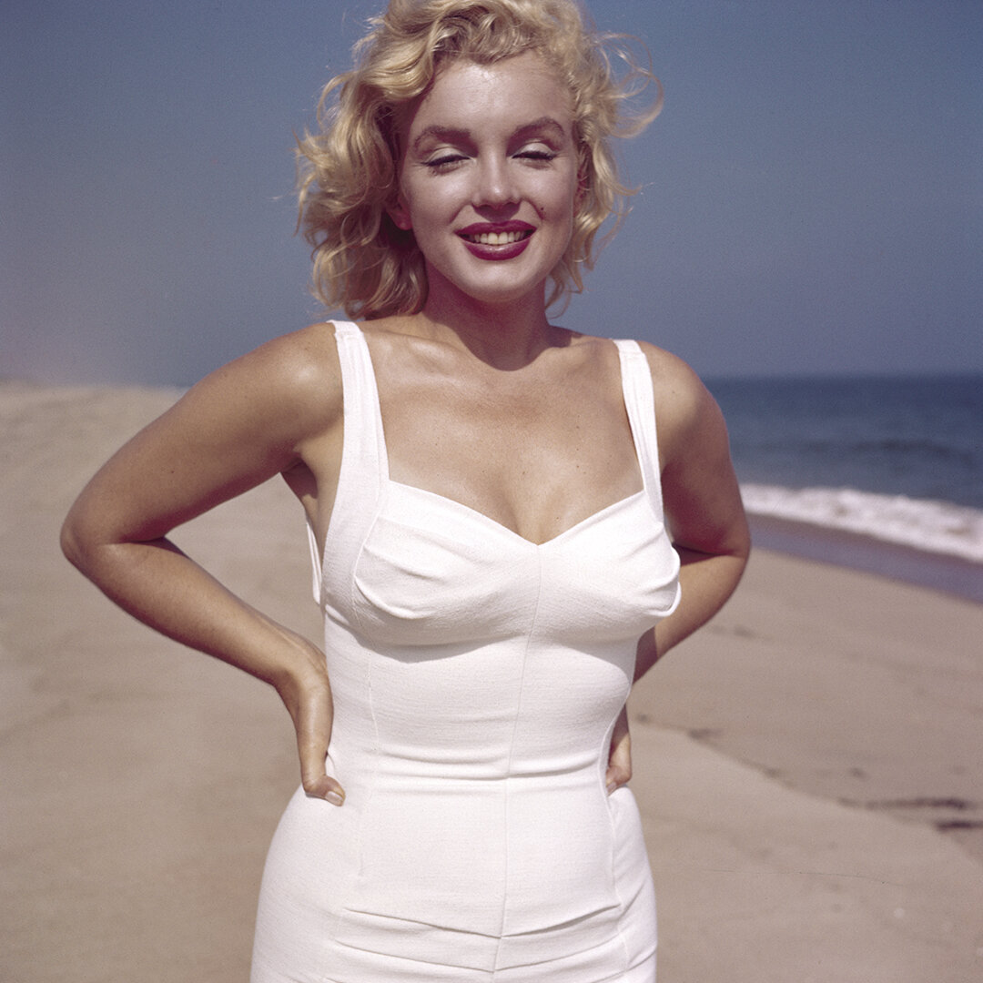 1957: Marilyn Monroe posing in her white one-piece bathing suit in New York. 

📸: <a href="/SamShawPhoto/">Sam Shaw</a> #SamShawPhoto

#MarilynMonroe #Fashion #Style #Icon #Inspiration