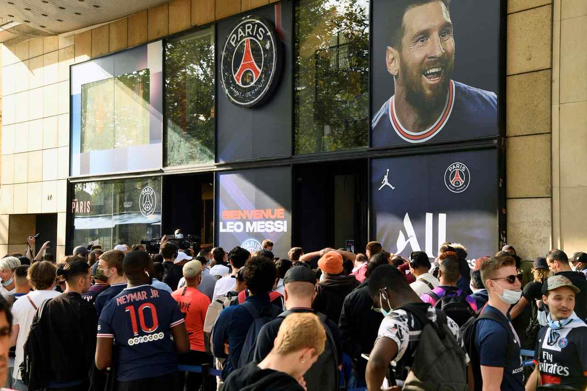 BUSCA GIGANTE!3️⃣0️⃣👕👽🇫🇷

Torcedores do PSG fazem longas filas para comprar camisa de Lionel Messi #lancenet
lance.com.br/futebol-intern…