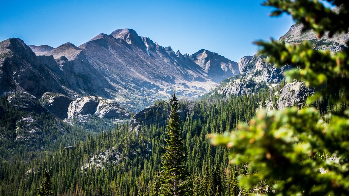 A peek at the peaks of Bear Lake Trailhead from Estes Park, Colorado, the perfect jumping off point for a Rocky Mountain adventure. Explore 300+ miles of hiking trails, exhilarating whitewater rafting– or, relax on a guided drive. Find your  Rockies here bit.ly/3xA1wNd