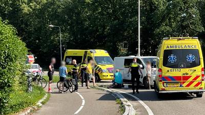 Fietsers op tandem gewond door aanrijding met bestelwagen