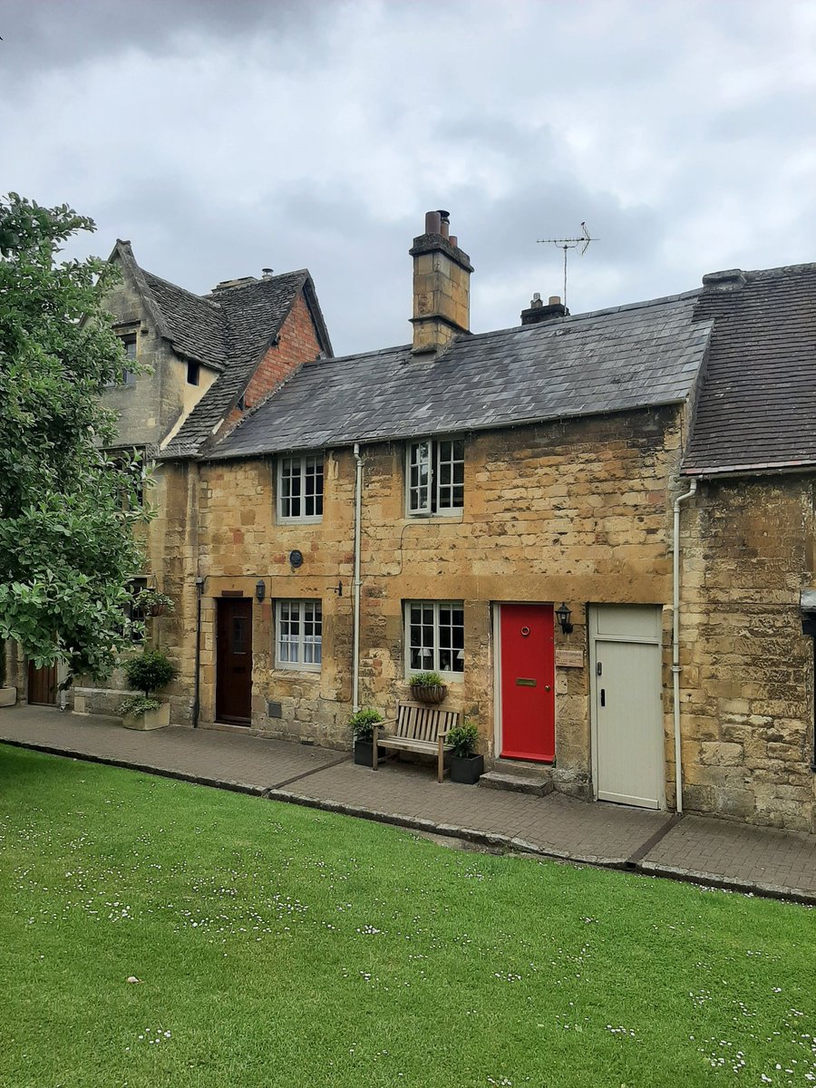 Go_Cotswolds's tweet image. What's the quirkiest house name you've ever seen? This one in #ChippingCampden has got to be up there! It's called Scuttlebrook Cottage! 😍 The name refers to the 'cattle brook', a small river in tee town 🤓 #gocotswolds #housenames #cottages #cotswoldcottages