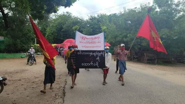 KiwixssK's tweet photo. Residents from LetPaDaungTaung Area, Salingyi Tsp raged evening umbrella strike to support @NUGMyanmar , the elected government  #WhatsHappeningInMyanmar #Aug11Coup https://t.co/ZK83poVG4m