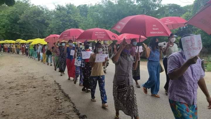 Residents from LetPaDaungTaung Area, Salingyi Tsp raged evening umbrella strike to support <a href="/NUGMyanmar/">National Unity Government Myanmar</a> , the elected government  #WhatsHappeningInMyanmar #Aug11Coup