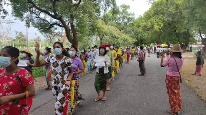 KiwixssK's tweet photo. Residents from LetPaDaungTaung Area, Salingyi Tsp raged evening umbrella strike to support @NUGMyanmar , the elected government  #WhatsHappeningInMyanmar #Aug11Coup https://t.co/ZK83poVG4m
