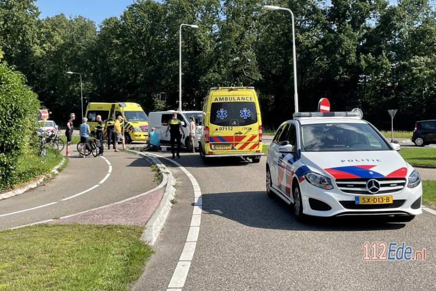 Fietsers op tandem gewond na botsing met bestelbus in #Ede. 112Ede.