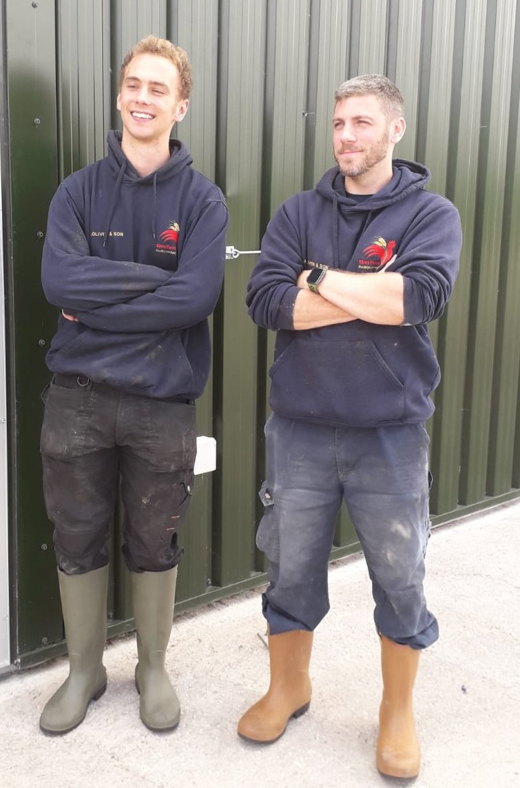 NFU_Poultry's tweet image. Great to meet Rory &amp;amp; John today @Elms__Farm &amp;amp; a big #Thankyou for allowing @DesignToby to take images for future use across our member communications 📸🐔An impressive set up of 4 @Powell_Ltd sheds with bird welfare &amp;amp; the environment = key areas of focus👍#ProudOfPoultry #NextGen