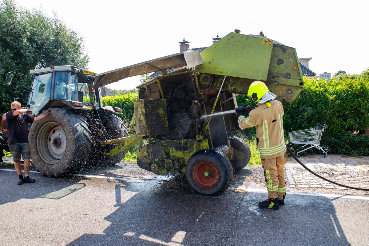 Maassluis: Een tractor met hooibalenpers is door een mechanische storing gaan roken.