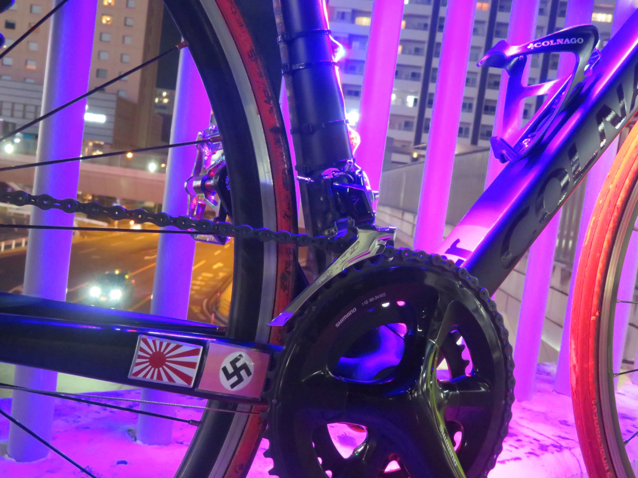 清水 碧 旭日旗のアルミエンブレムはよく売ってるけどハーケンクロイツのアルミエンブレムはなかなか売ってない笑笑 前も売り場はあっても在庫無かった Neonvanguard Neonvanguard號 電飾ロードバイク 旭日旗 アルミエンブレム T Co