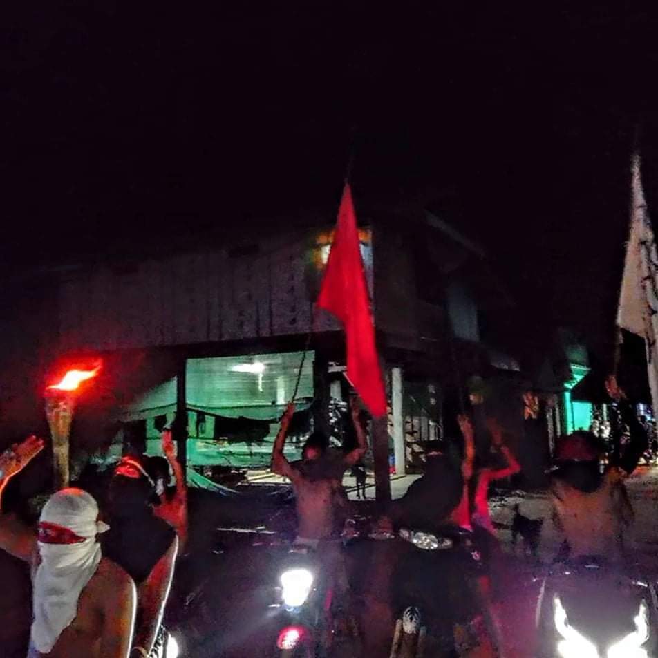 Kit46367697's tweet photo. Fearless Protesters from the rural area of Launglon Tsp staged a night strike holding torches and chanting solgans against the dictator.
#AcceptNUG_RejectMilitary   #WhatsHappeningInMyanmar  #Aug11Coup https://t.co/hcekfxyAJM
