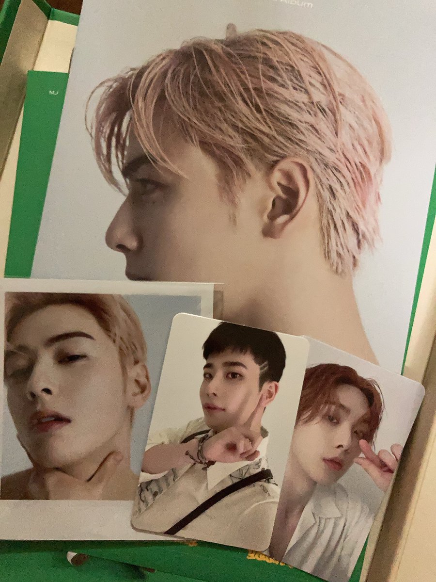 eRiRiNgOgO3's tweet photo. 待ってたやつが届いて発狂
#swichon #ASTRO #8thminialbum_astro
#apple https://t.co/Bipkak3SrD