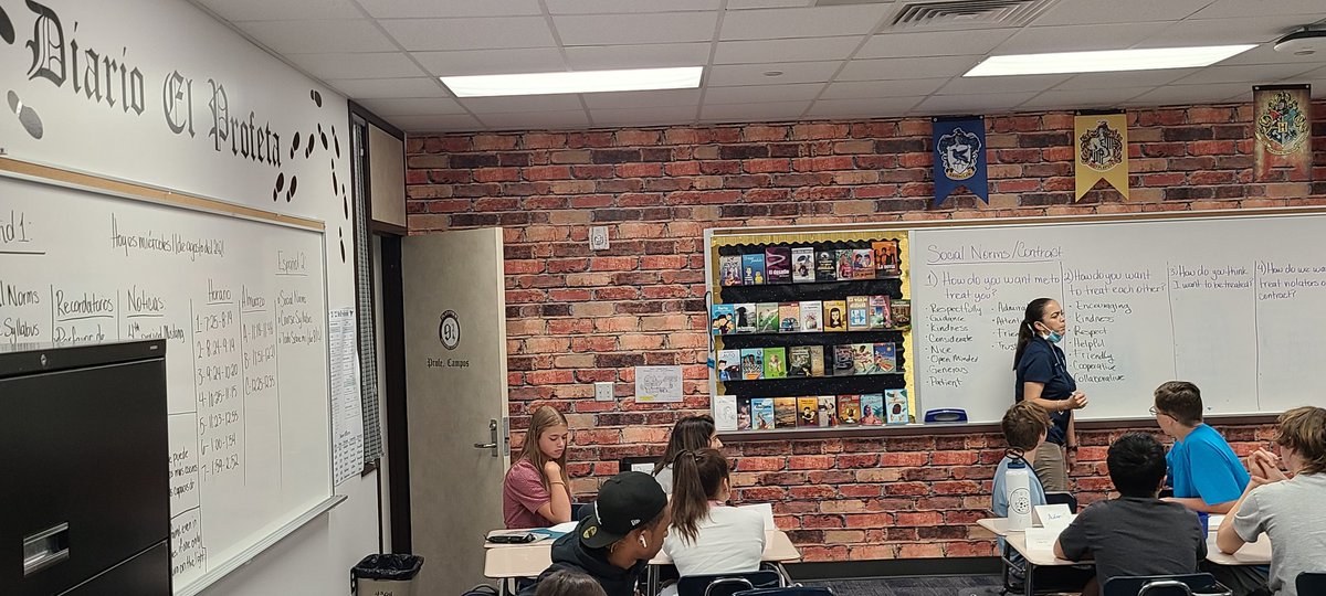 MvG1001's tweet photo. Profe. Campos being intentional with each of her classes as they determine their individual norms for each period. #IntentionallyExceptional #GoMustangs #Hogwarts @KHS_LOTE_dept @HumbleISD_KHS https://t.co/gs2bEEaylC