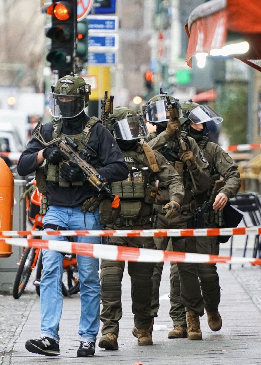 tacticalporn's tweet image. 🇩🇪Berlin SEK members during an operation near Checkpoint Charlie, December 30, 2019.

#SEK #TacticalUnit #MCX #SIG #AMP1