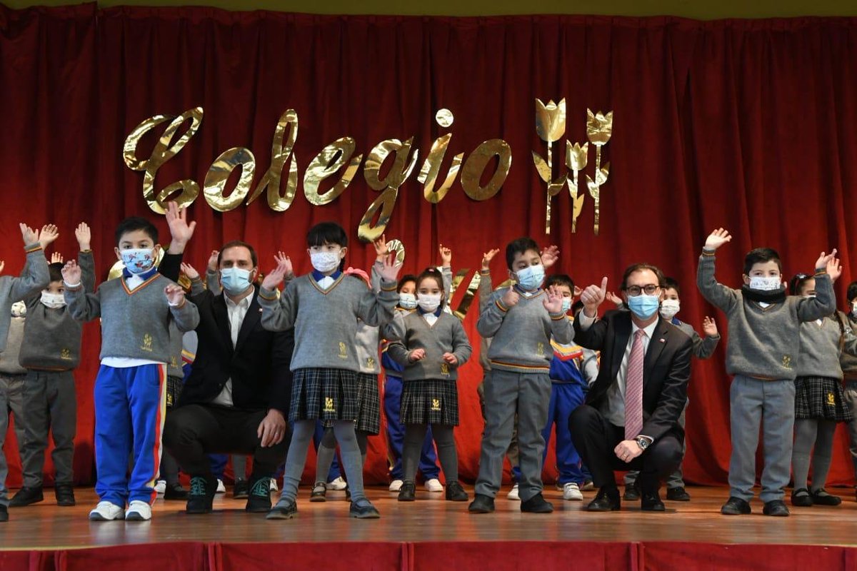 Hoy estuvimos con el Ministro <a href="/jaimebellolio/">Jaime Bellolio Avaria</a> conociendo la experiencia del retorno en el colegio Tupahue de Puente Alto. Gran testimonio de una comunidad educativa comprometida con sus estudiantes. Ejemplos así hemos visto estos días en todo el país.